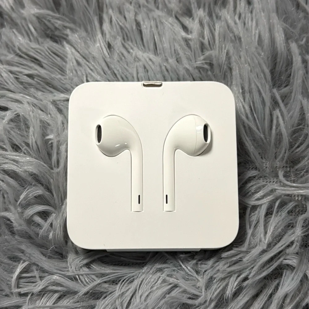 Apple EarPods w/Lightning Connecter